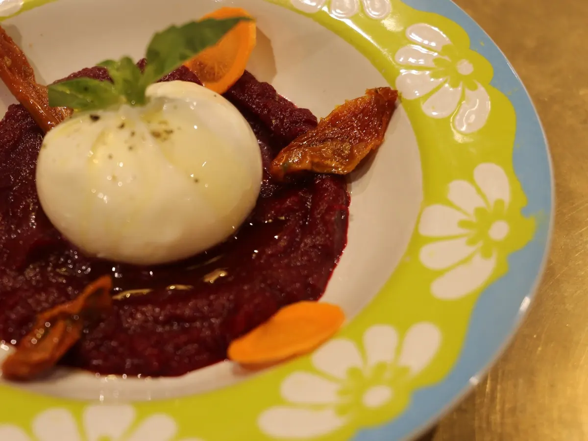 Burrata con betterave, Via Del Gusto