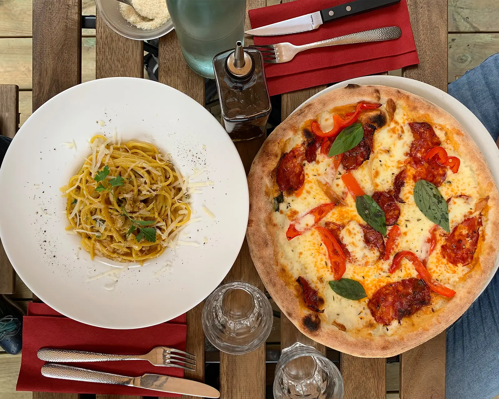 Una tavola: pasta e pizza tradizionale