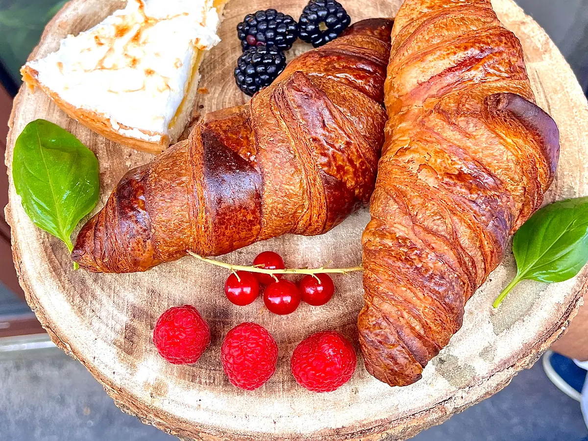 Croissants et fruits rouges au petit-déjeuner chez Via Del Gusto