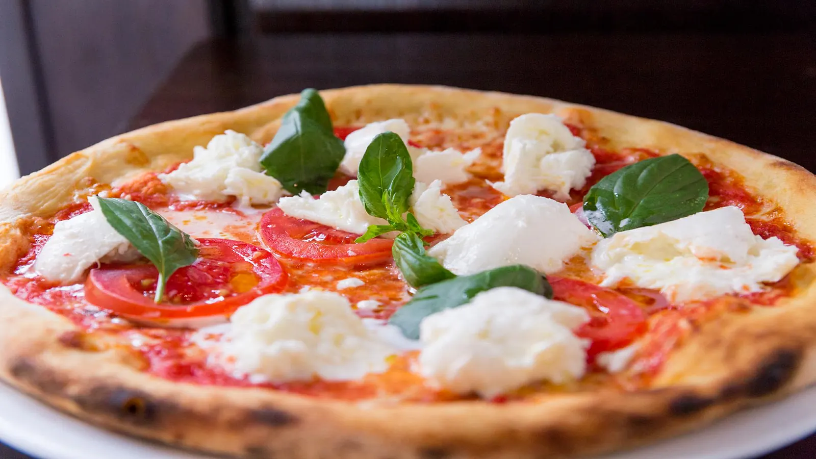 Pizza tradizionale con burrata e basilico