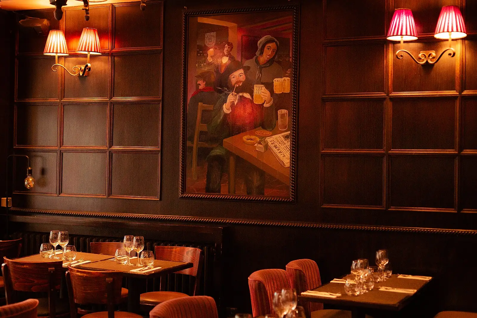 La sala, boiserie e luce soffusa