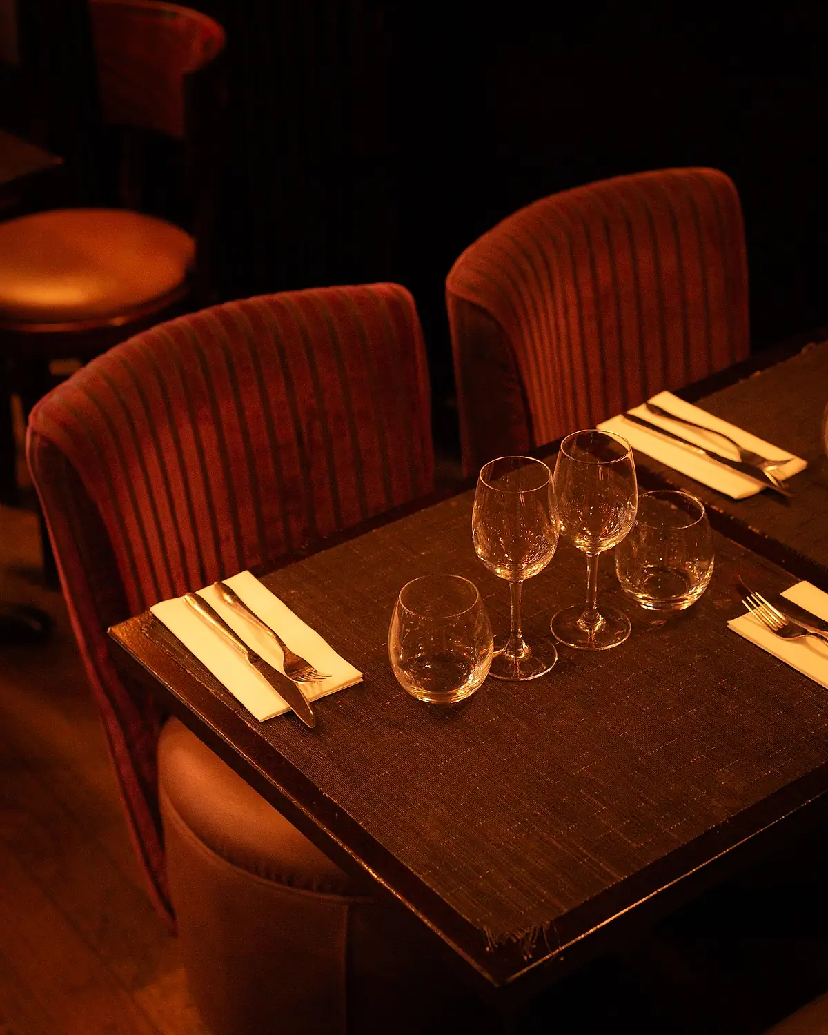 Un tavolo apparecchiato per la cena
